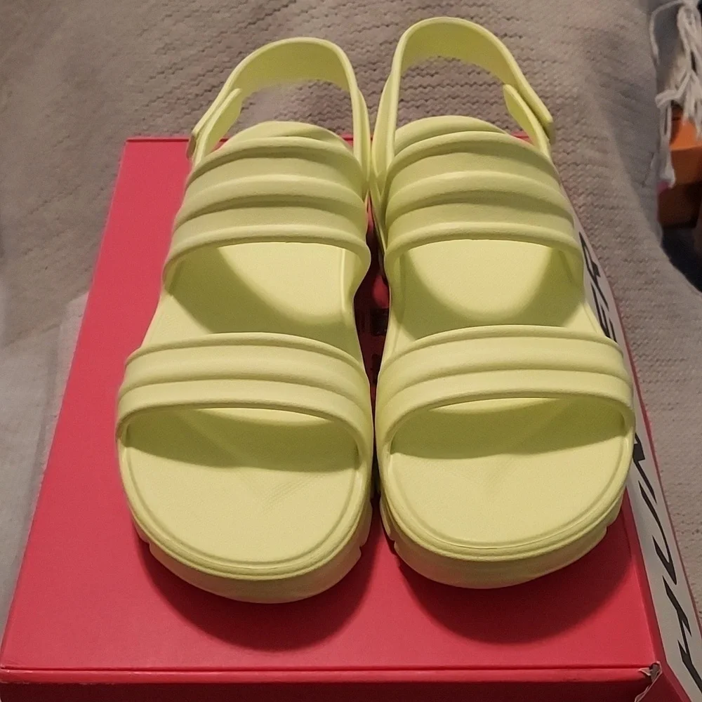 HUNTER BLOOM ALGAE FOAM SANDALS IN ZESTY YELLOW NIB